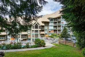 Rear view of Woodrun Lodge