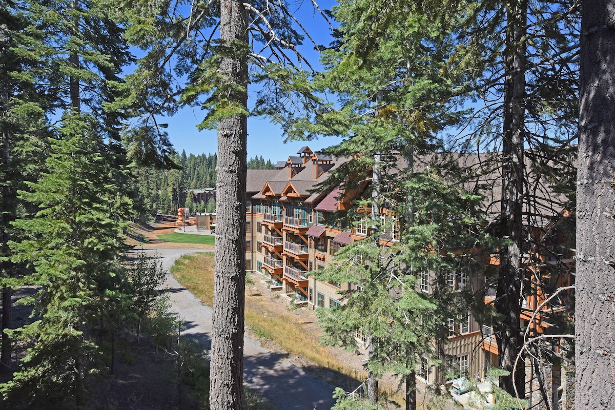 Golden Getaway | Family Fun with Pool, Hot Tub, Tennis, Arcade, BBQ, and Playgro