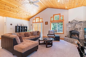 Living room w/ gas fireplace, Smart TV & board games