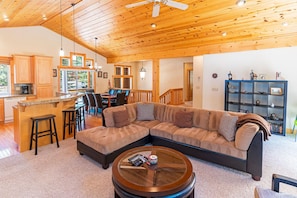 Living room w/ gas fireplace, Smart TV & board games