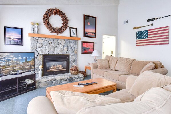 Lake view living room w/ Smart TV, gas fireplace