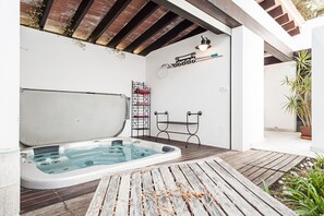Indoor spa tub