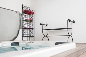 Indoor spa tub