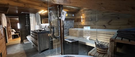 Badezimmer mit Biosauna