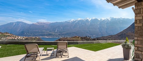Terrazza privata di fronte dell'appartamento vista lago di Garda e Monte Baldo.