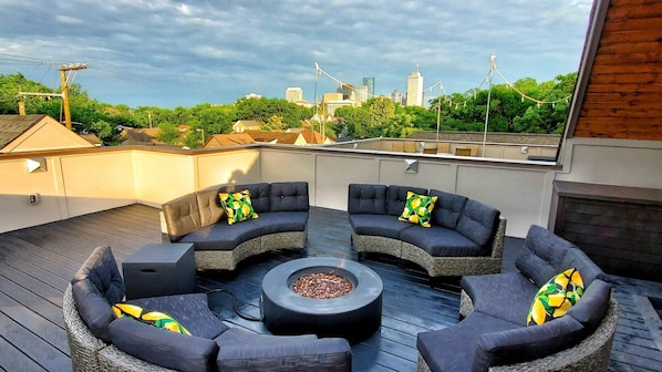 Relax on the rooftop with fire pit, TV and amazing unobstructed downtown views!