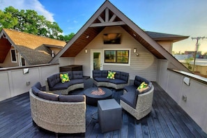 Relax on the rooftop with fire pit, TV and amazing unobstructed downtown views!
