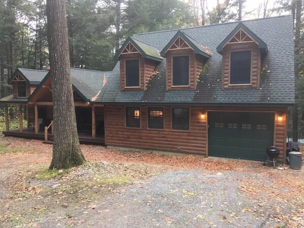 Rustic beauty in the woods, but close to all-beach, hike , shop, dine, explore!