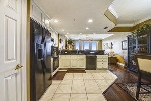 Main Level-Kitchen-_KLH1406 (1).JPG