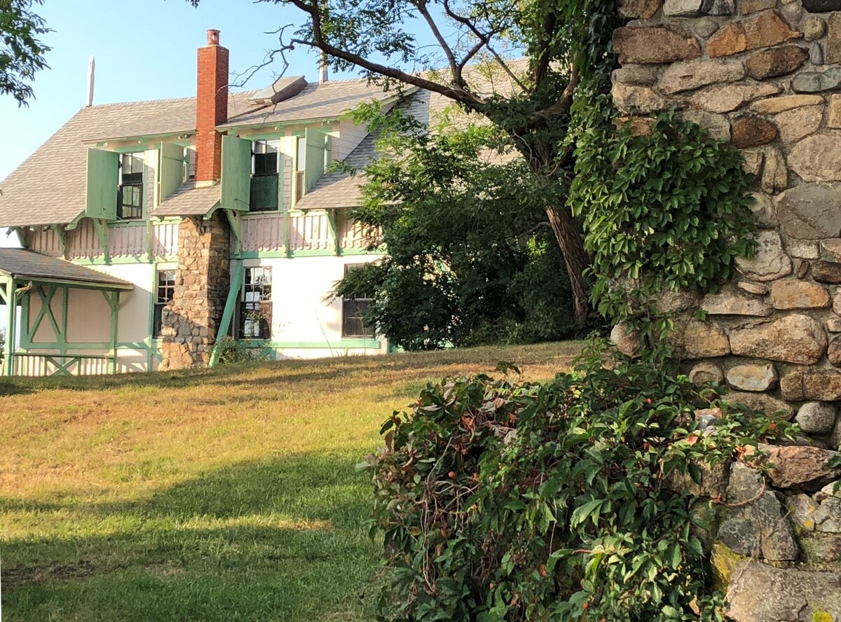 Historic cottage is steps from the beach on a glorious seaside estate!
