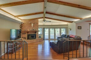 Living Room | Free WiFi | Cable TV