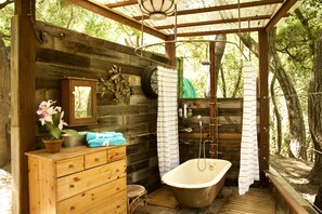 Outdoor Bathtub overlooking creek, with running hot water!