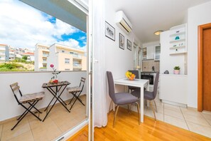 Living room & balcony
