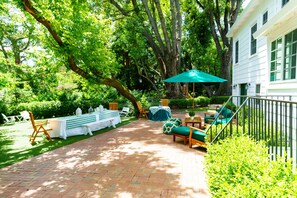 Outdoor living and dining area, gas BBQ
