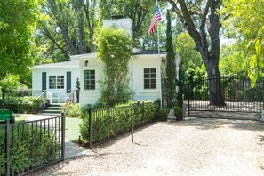 Classic white summer cottage in Ross
