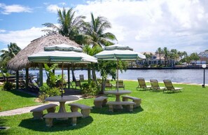 Relaxing space on the intracoastal side.