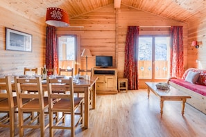 Escape to our cozy and charming chalet by the pistes! (PLEASE NOTE that views vary).