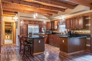 Large kitchen, well stocked. 