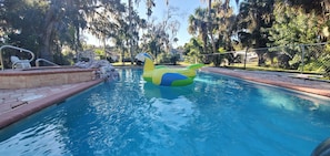 HUGE POOL & HOTTUB 
Heat for winter available