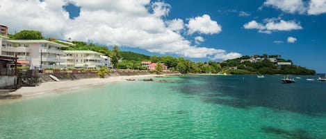 Résidence de haut standing face à la plage de l'Anse Mitan. 
Super emplacement