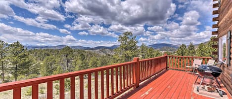 This 3-bedroom, 2-bath vacation rental for 6 offers panoramic views.