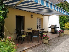 Terrasse extérieure avec salon de jardin & barbecue