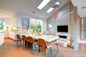 dining area/kitchen/sunken livingroom