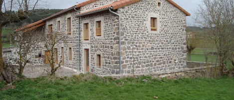 L'Estaou - Face avant,  avec une terrasse "en calades" et  terrain clos  600m²