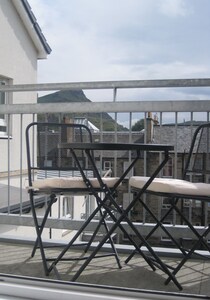 Moderne Wohnung mit sonnigem Balkon und eigenem Parkplatz .Free WIFI  