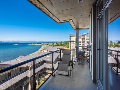 Waterfront Oceanview 2 Br. 1 Ba. Sub- Penthouse