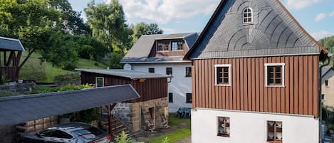 Das Ferienhaus wurde aufwändig saniert. Bj 1900. Carport zum geschützten parken