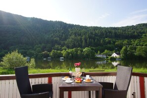 Frühstück während des Sonnenaufgangs im Moseltal