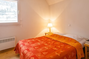 The master bedroom features a Double bed, and the second bedroom contains a Bunk bed with pull-out bed.