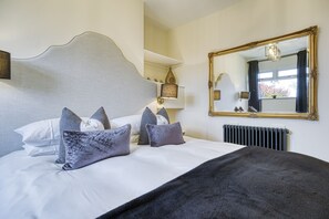 Honey Cottage Master Bedroom - StayCotswold