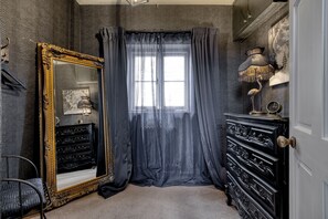 Honey Cottage Dressing Room - StayCotswold