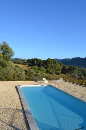 Piscine dominant le Vignoble de Bandol