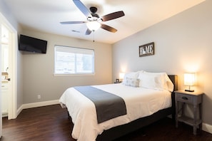 Master #1- queen bed, closet, private bathroom w/ tub-shower combo & smart TV