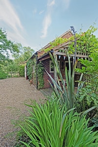 Holiday Cottage - Lincolnshire Wolds - Hot Tub - Sleeps 2 - Pets welcome