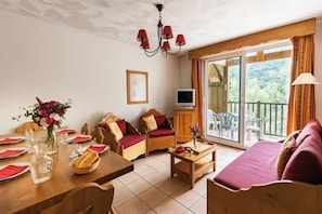 Welcome to your cozy and charming apartment for 8 in Saint-Lary!