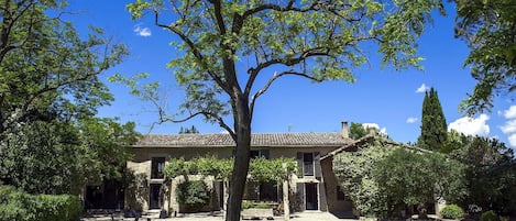 Vue du jardin et de la piscine / view from the garden and the pool