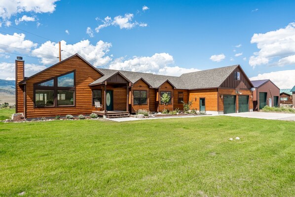 Front yard and main entrance to Yellowstone Trail