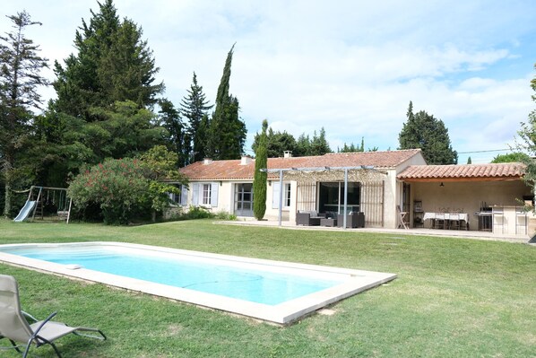 Holiday rental MOURIÈS villa to rent piscine