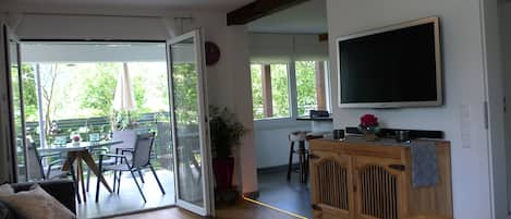 Ferienwohnung Schwarzwald-Traum, 79qm, 2 Schlafzimmer für 2-4 Personen-Wohnzimmer mit Blick zum Balkon - Schwarzwald-Traum