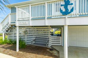 Little Blue Beach House and Swing! 