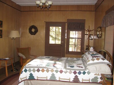 Little Pine Cabin/ 1 bed, 1 Bath