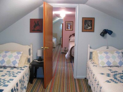 Big Pine Cabin/ 4 bedrooms/ 1 1/2 bath