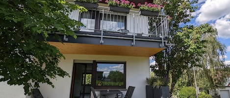 Oben Wohnung Classic mit Balkon, unten Wohnung Auslese mit Terrasse
