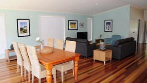 Dining & Lounge