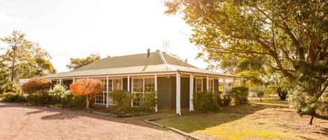 Experience the hunter valley from a lovely, spacious house on a private vineyard