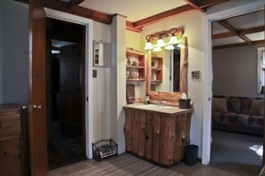 Furniture, Indoors, Room, Building, Hot Tub